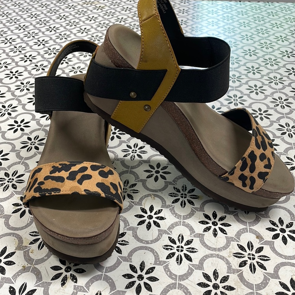 Hocus Pocus Wedge Leopard Sandals